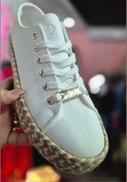 Maripily – Zapato Blanco con Detalles Dorados