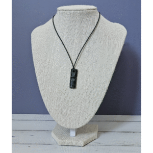 Collar de Jade Tallado – Protección, Abundancia y Armonía Interior