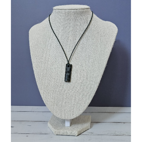 Collar de Jade Tallado – Protección, Abundancia y Armonía Interior
