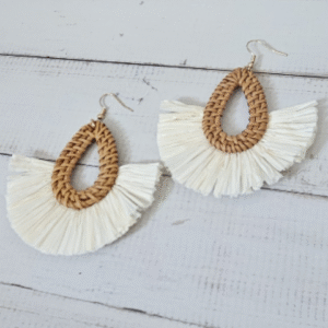 Pantallas Boho Tejidas con Flecos Blancos – Estilo Natural y Elegante