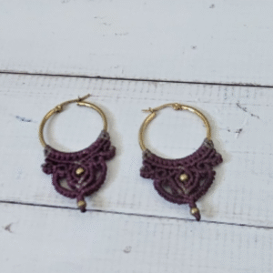 Zarcillos de Aro Dorado con Macramé – Elegancia Boho en Color Vino