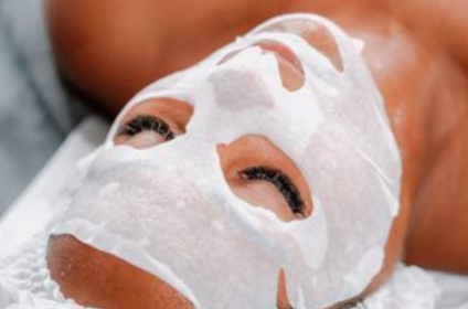Aplicación de mascarilla facial profesional para hidratación profunda en Pure Skin Spa Estetique, Bayamón.