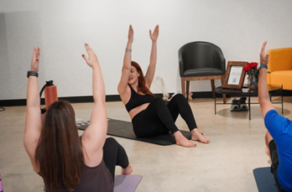 Práctica de Pilates en un espacio diseñado para el bienestar consciente en San Juan con Pilates by KINOVA.