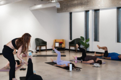Ejercicio de fortalecimiento central para mejorar la estabilidad lumbar en Pilates by KINOVA San Juan.