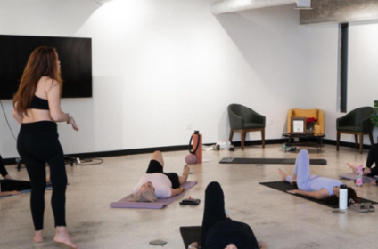 Instructora certificada ofreciendo una sesión privada personalizada de Pilates en San Juan con Pilates by KINOVA.