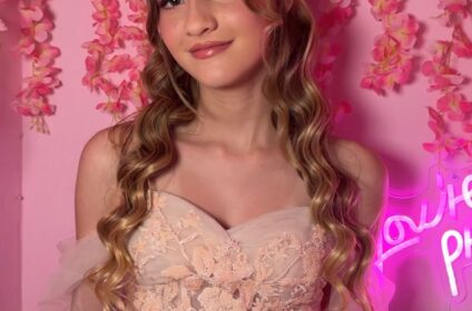 Maquillaje para quinceañera y peinado profesional en San Juan por Wil Beauty Studio.