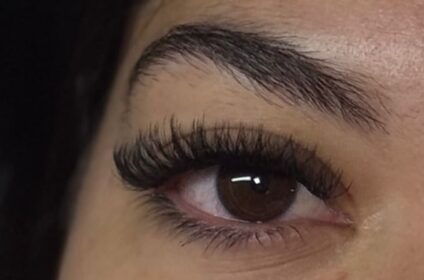 Diseño de pestañas Volumen Brasileño (fórmula de fibras YY) en Juncos por la Lash Artist Kiara Marrero.