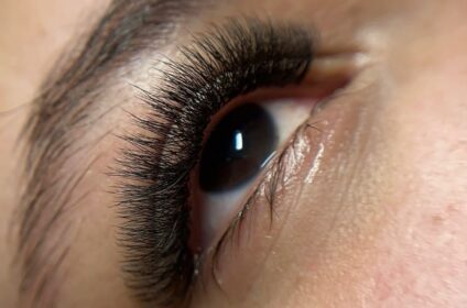Diseño de extensiones de pestañas con fibras tecnológicas efecto W4 y W5 en Beauty Lashes KM, Juncos.