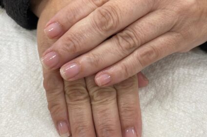 Acabado de manicura con esmalte sencillo y natural en Pedi Spa Unisex Carolina.