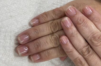 Servicio de manicura con esmaltado tradicional en Pedi Spa Unisex Carolina, Puerto Rico.