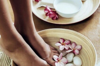 Pediluvio relajante con agua, piedras y flores para pedicura spa en Pedi Spa Unisex Carolina.
