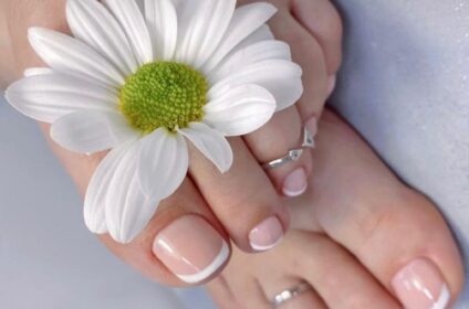 Diseño de pedicura estilo francés con acabado limpio y elegante en Pedi Spa Unisex Carolina.