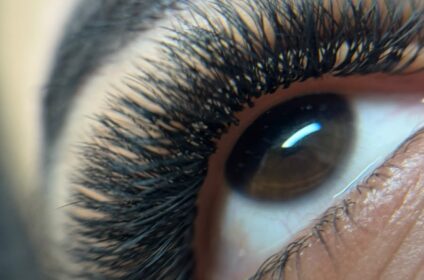 Aplicación de pestañas tecnológicas Doble W al 100% de cobertura en el estudio privado Beauty Lashes KM en Juncos, Puerto Rico.